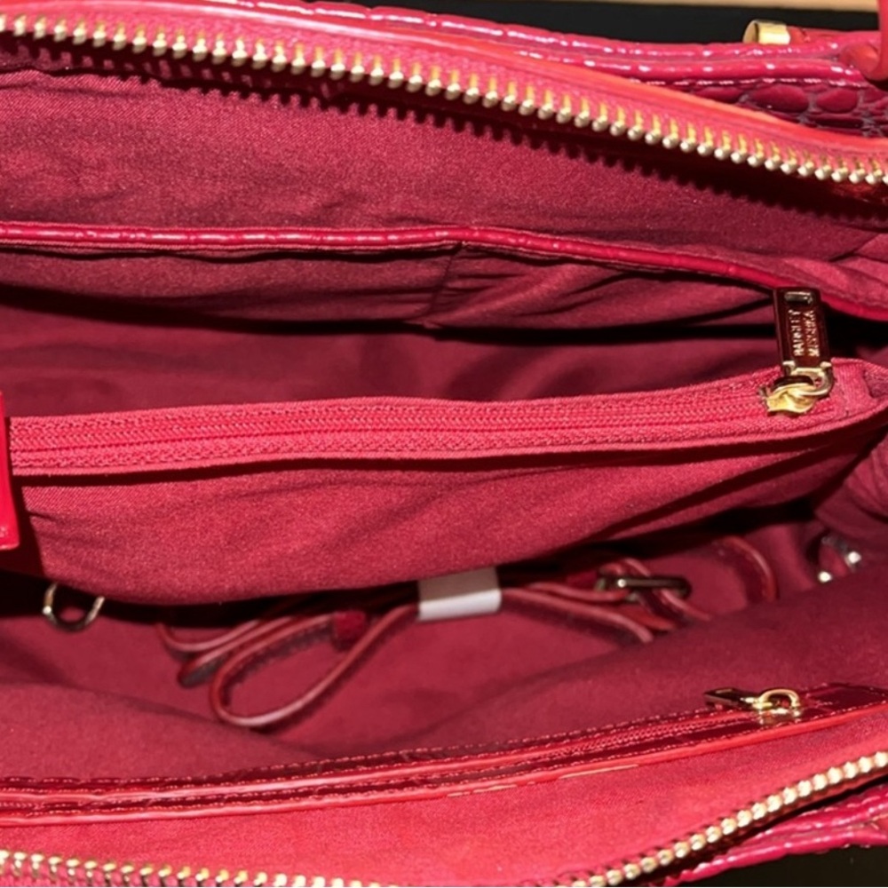 🌹Badgley Mischka Caroline Red Vegan Tote. Top zip closure. Croc design. - Picture 4 of 8